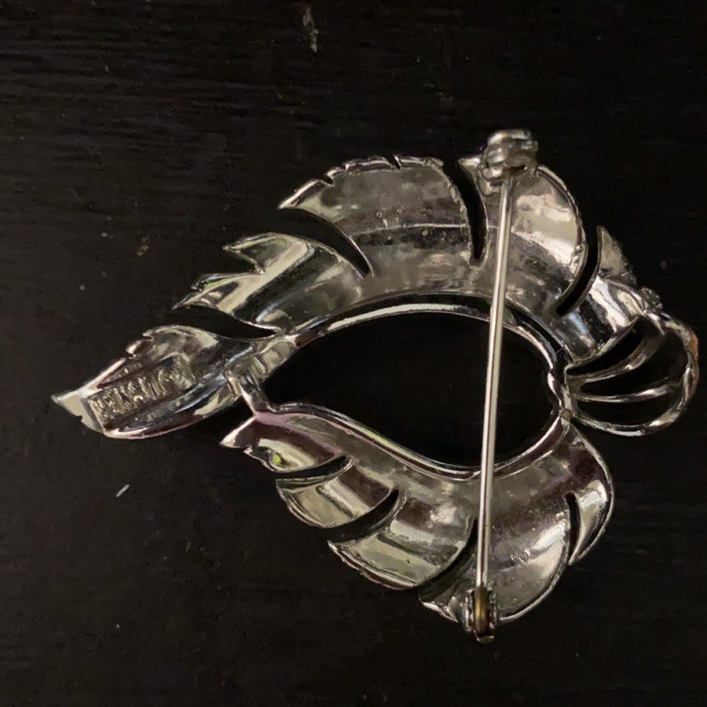 Vintage Lisner silver-tone leaf brooch with a textured finish - Picture 3 of 5